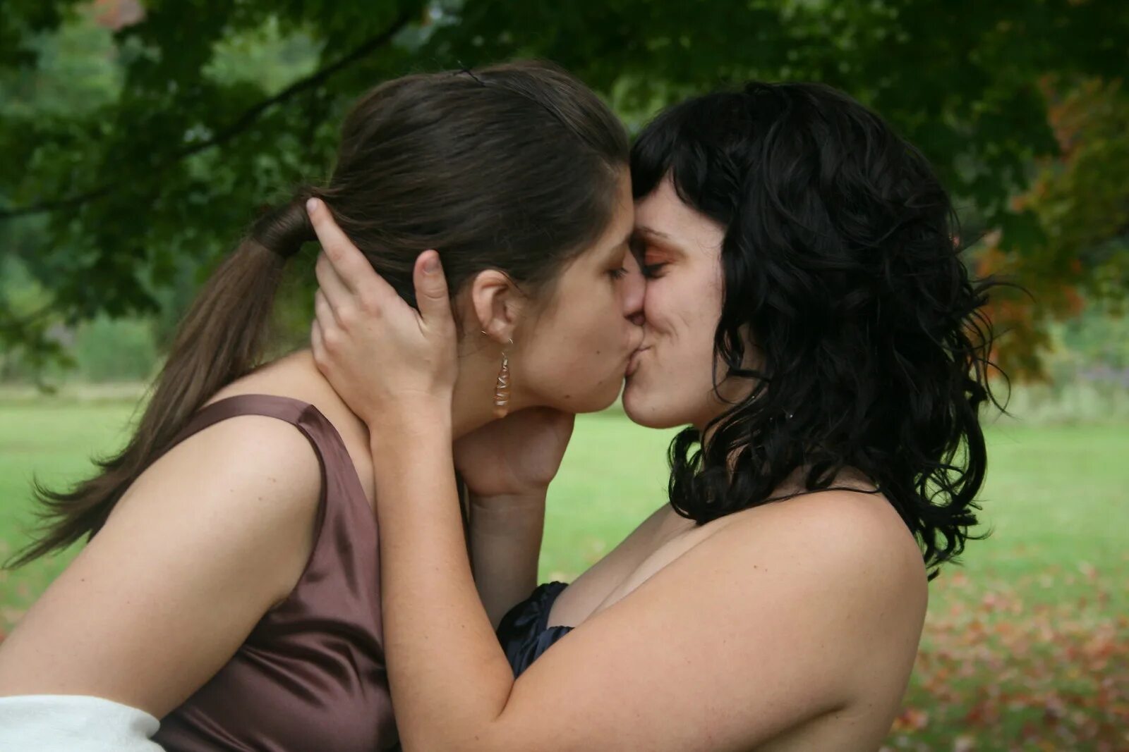 Elles lesbian. Две девушки бисексуалки. Несовершеннолетние лесби. Lesbian-свидания-. Две женщины в возрасте.