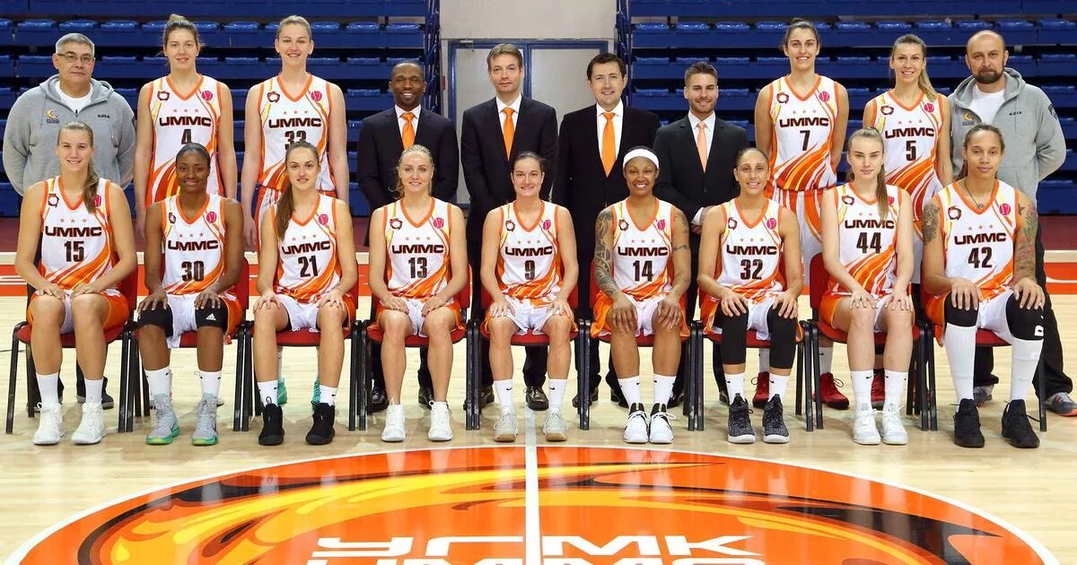 Дэвид ваймак лисья нора. Хоккейная команда фокс. Команда лисов состав. Команда лисов. Бывает команда сикей.