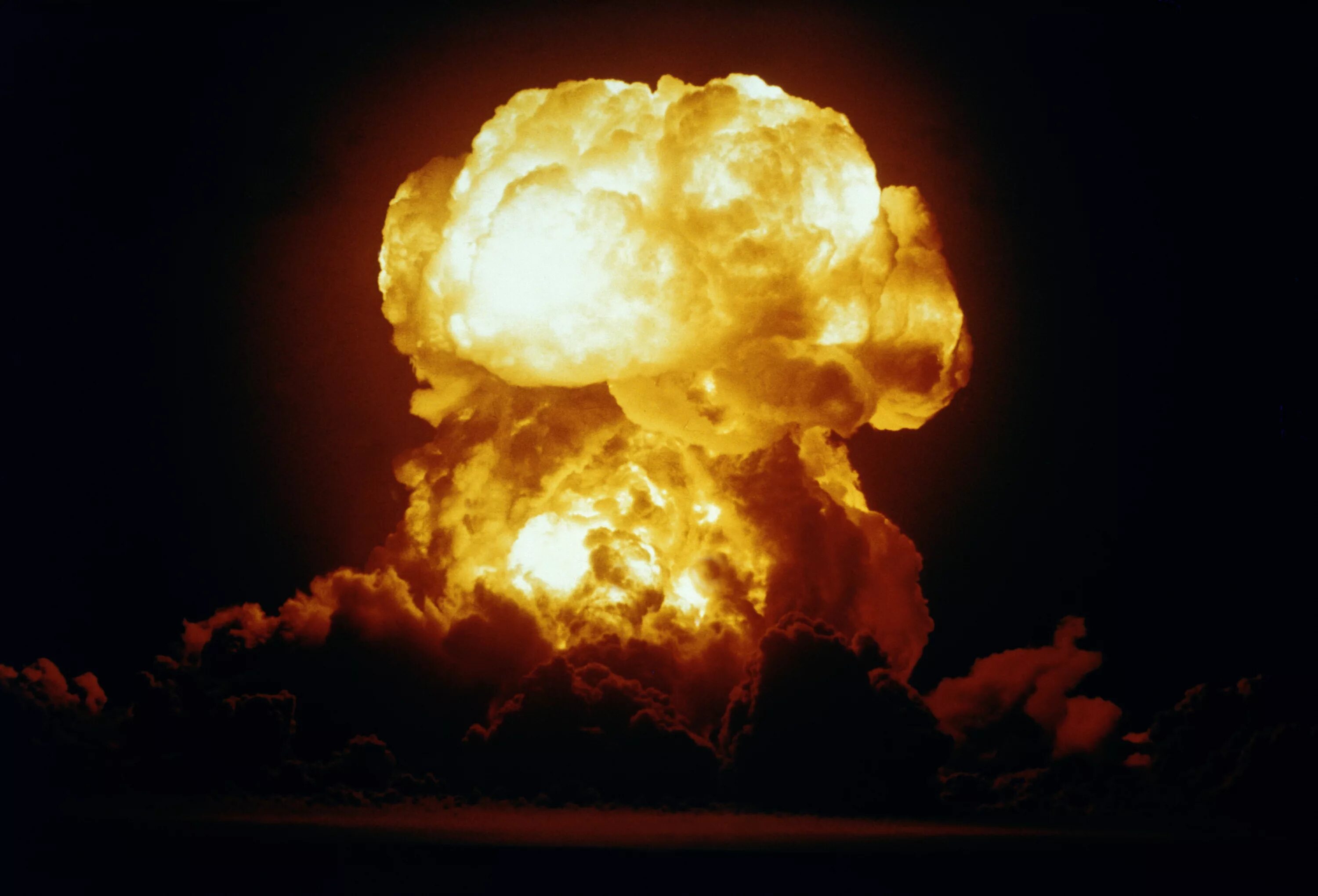 Территория ядерного взрыва. Ядерный взрыв. Взрыв бомбы. Взрыв ядерной бомбы. Ядерное оружие.