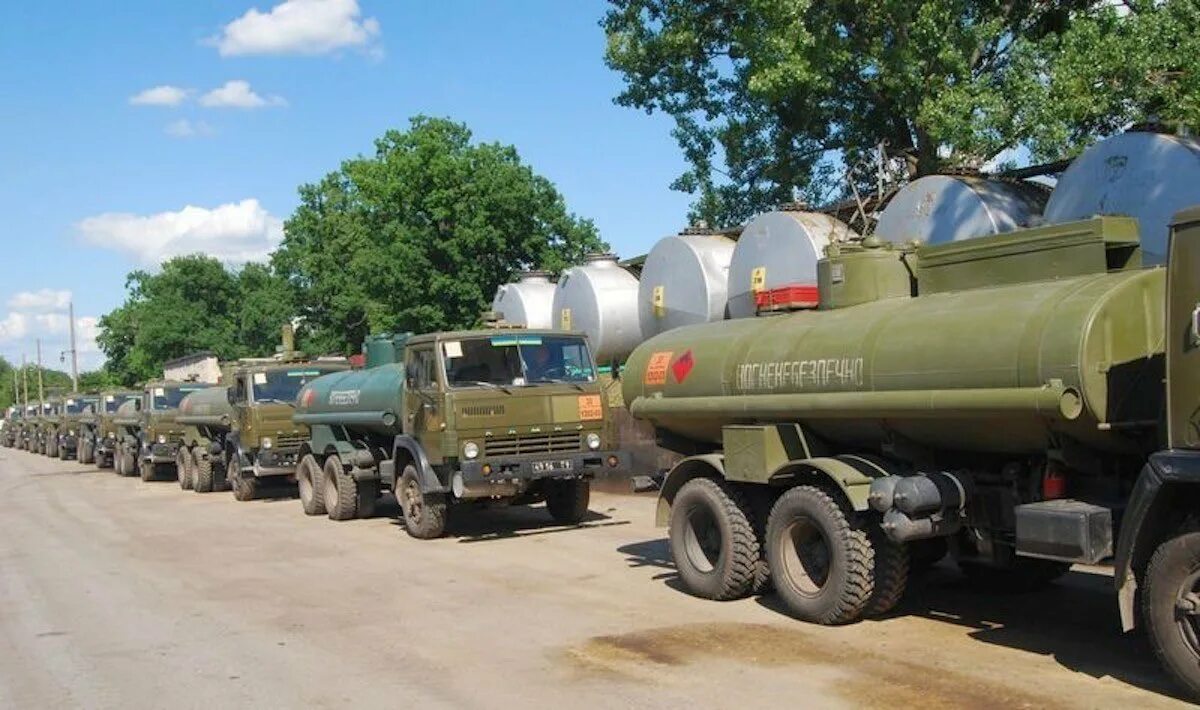 Подвоз горючего. Колонна военной техники. технические средства службы горючего.