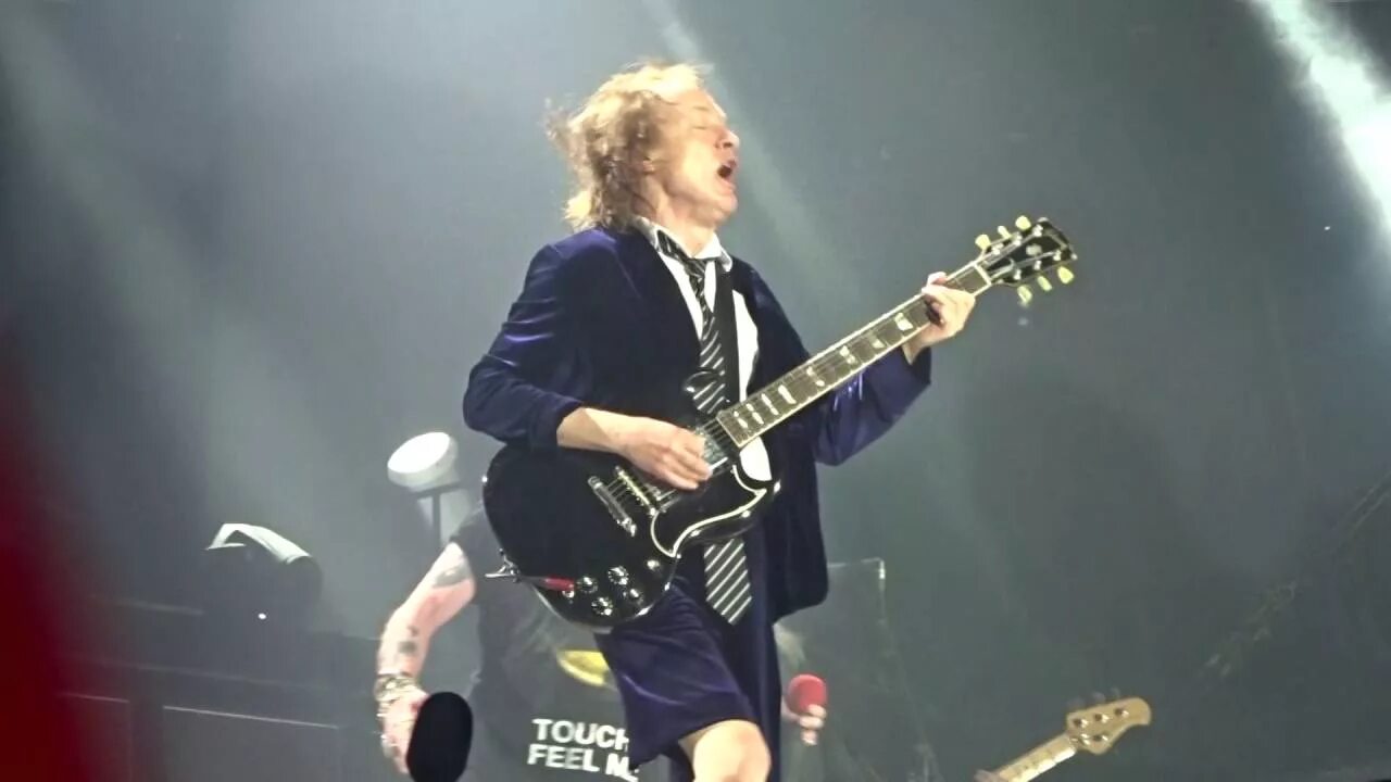 Angus young AC/DC Live Donington. AC/DC группа Thunderstruck. AC/DC - Thunderstruck (Live at River Plate, December 2009). Солист AC DC Thunderstruck. Асдс тундерструк