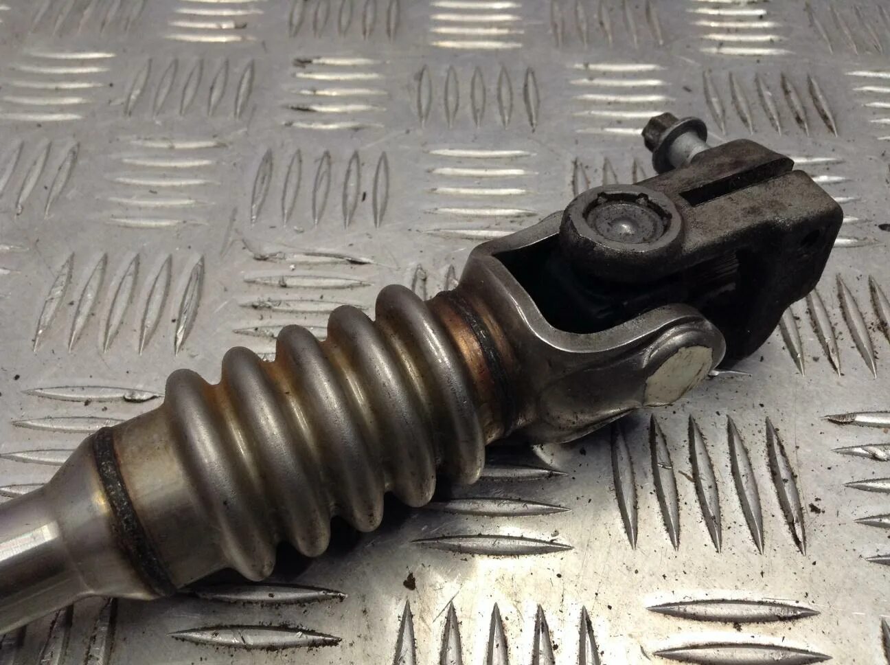 Рулевой вал bmw e46. Рулевой карданчик бмв х5 е53. Рулевой карданчик бмв е90. Рулевой карданчик бмв е90 задний. Рулевой карданчик бмв.