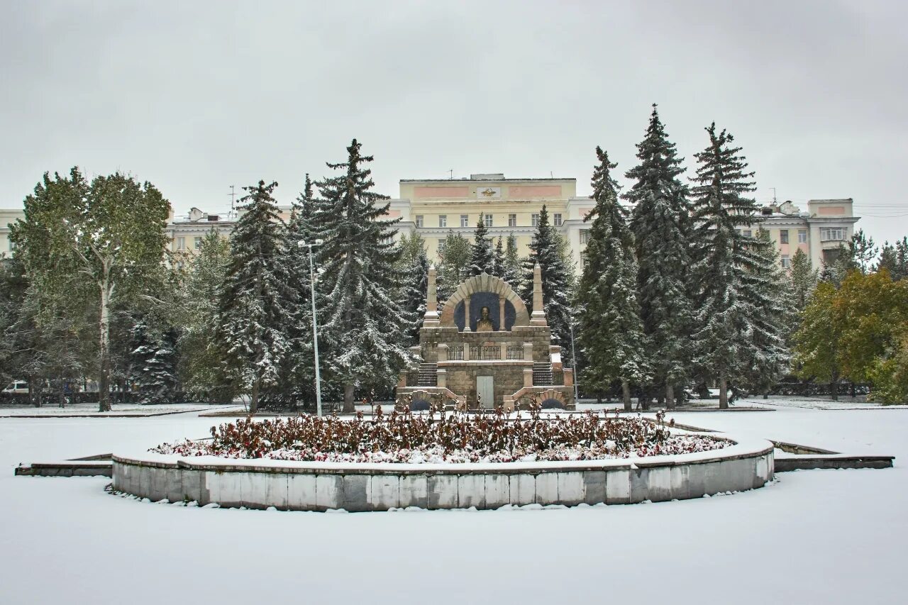 Сквер алое поле Челябинск. Памятник-мавзолей в. и. Ленину на алом поле в Челябинске.. Памятник Ленину на алом поле в Челябинске. Мавзолей Ленина Челябинск алое поле. Алое поле 2