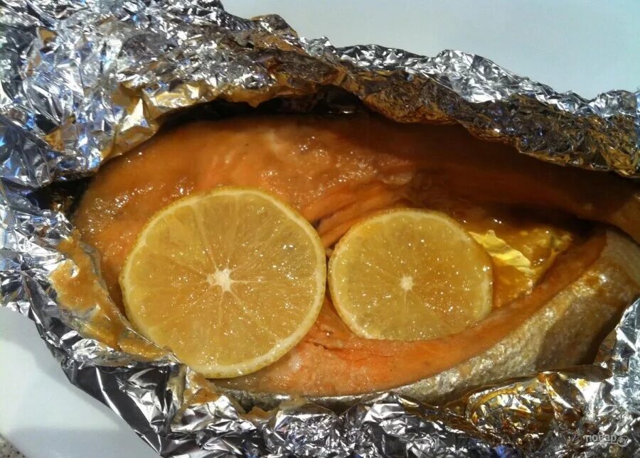 Рыба фольге в духовке сколько минут. Рыба запеченная в фольге. Семга запеченная в фольге. Рыба запечённая в духовке в фольге. Сёмга в духовке в фольге с лимоном.