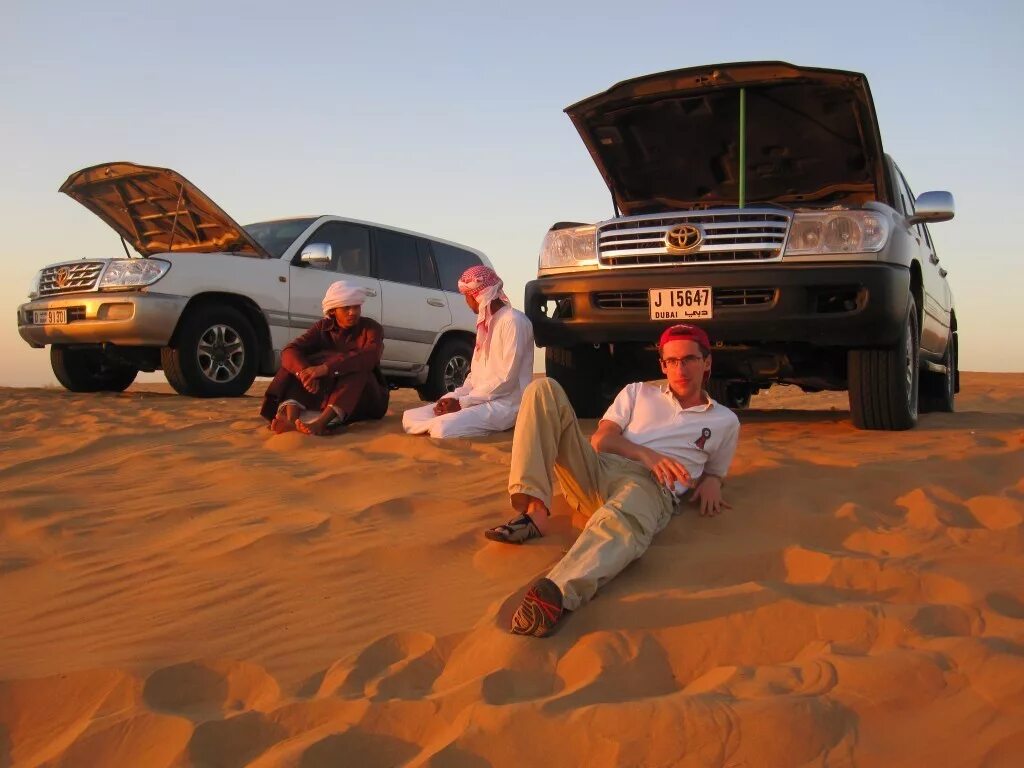 Пустыня ездить. Джип сафари ОАЭ. Джиппинг Дубай сафари. Джип сафари в Дубае бедуинская деревня. Джип сафари Фуджейра.