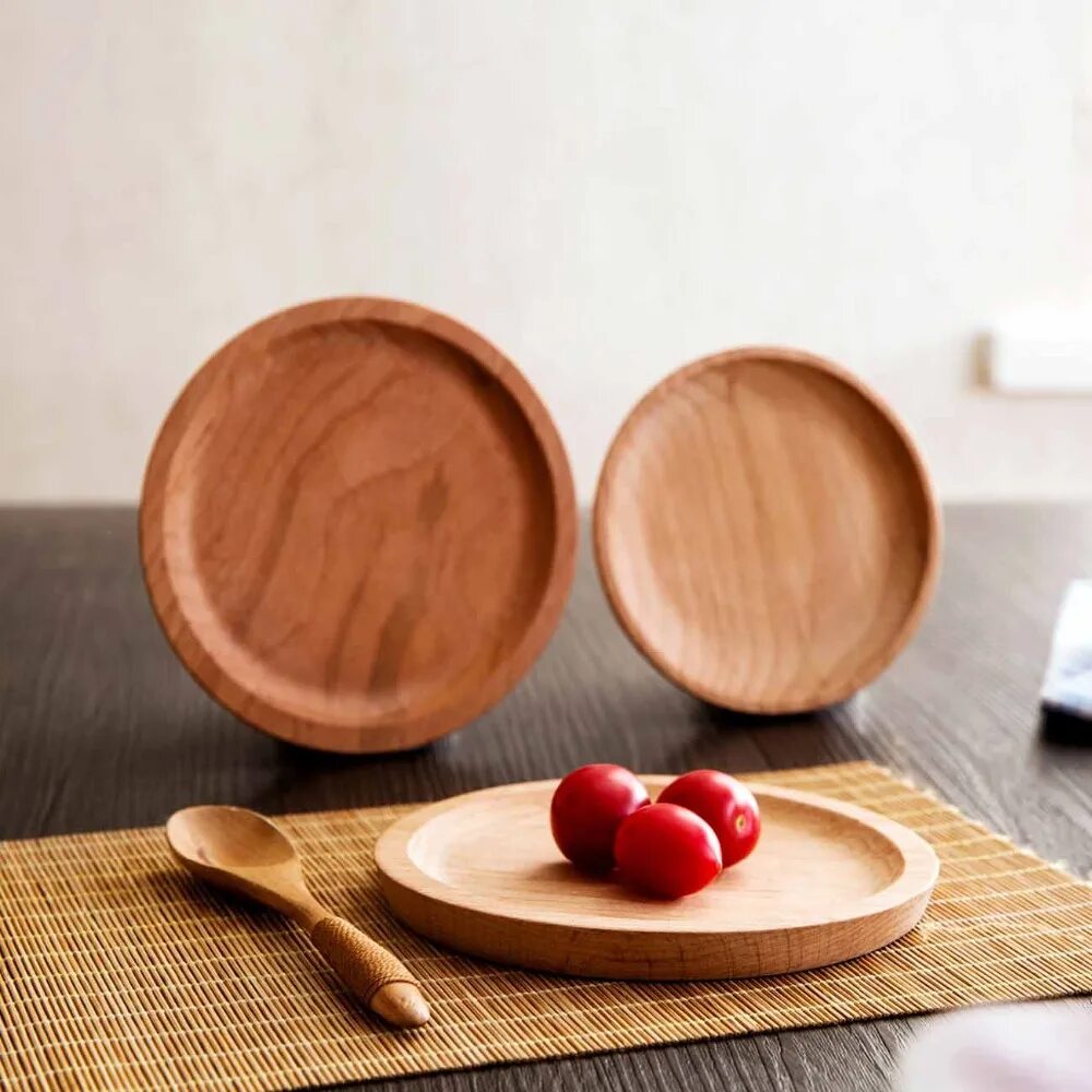 Деревянная тарелка. Поднос деревянный. Деревянная тарелка поднос. Деревянные тарелки для еды.