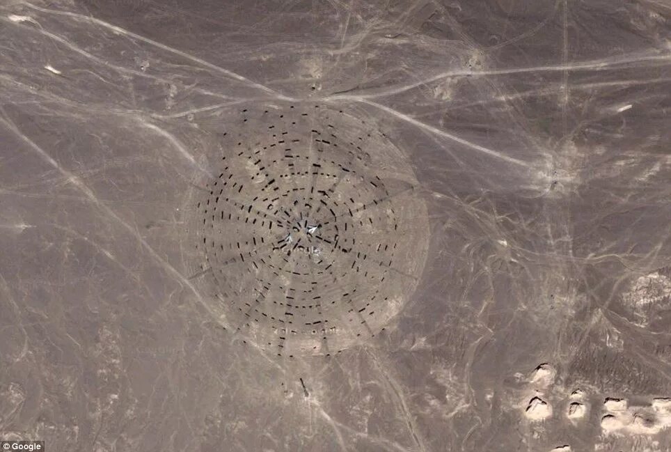 Космический снимок пустыни Гоби. Загадочные объекты в пустыне Гоби. Пустыня Гоби со спутника. Пустыня Гоби снимок со спутника.