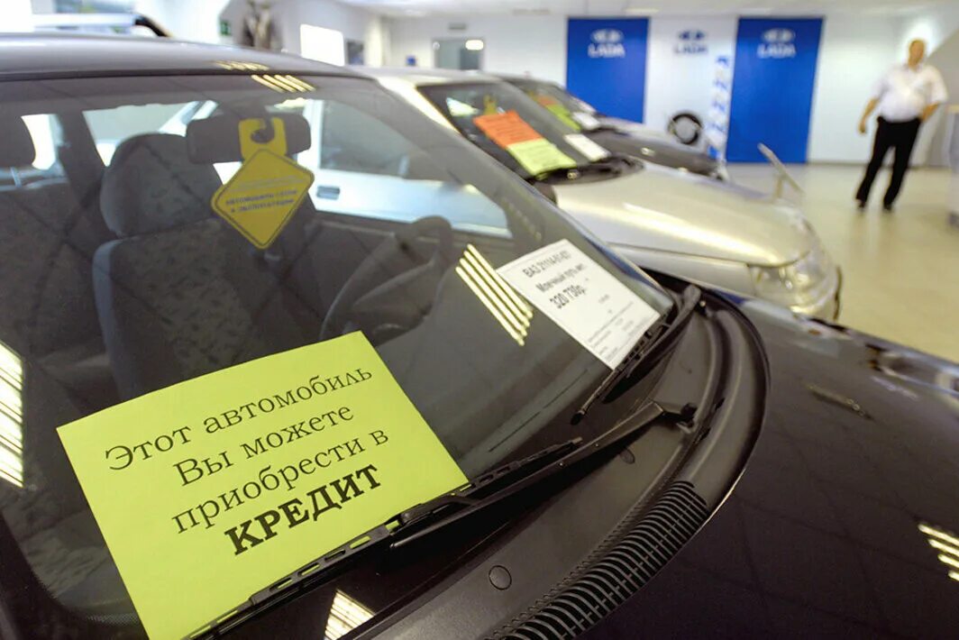 Подобрать кредит на автомобиль. Кредитные авто. Машина в кредит. Автомобиль автокредит. Оформление кредита на машину.