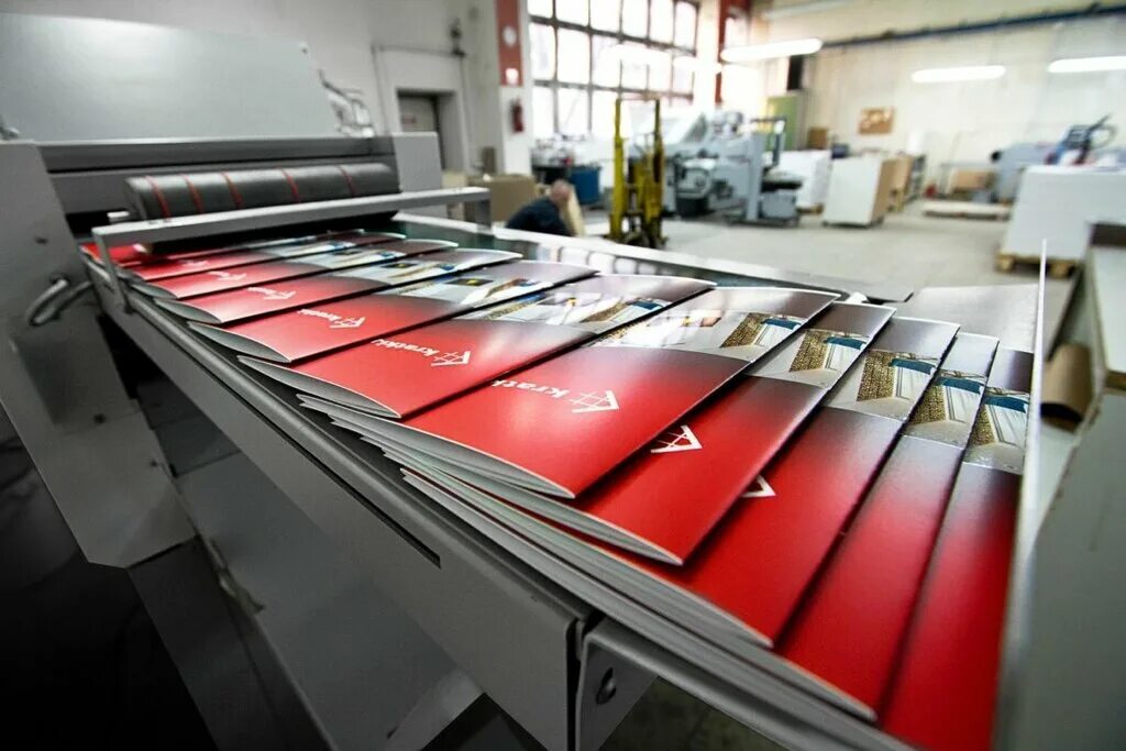 цифровая печать. широкоформатная офсетная печать. печать листовок принтер. полиграфическая продукц. печать полиграфической продукции.