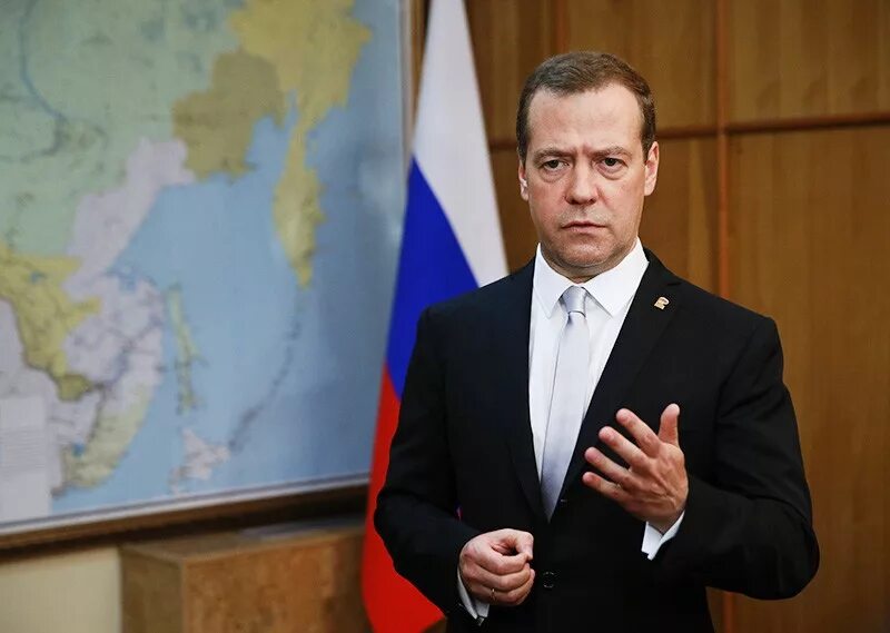 В россии возник новый. Медведев машет. Медведев машет рукой.