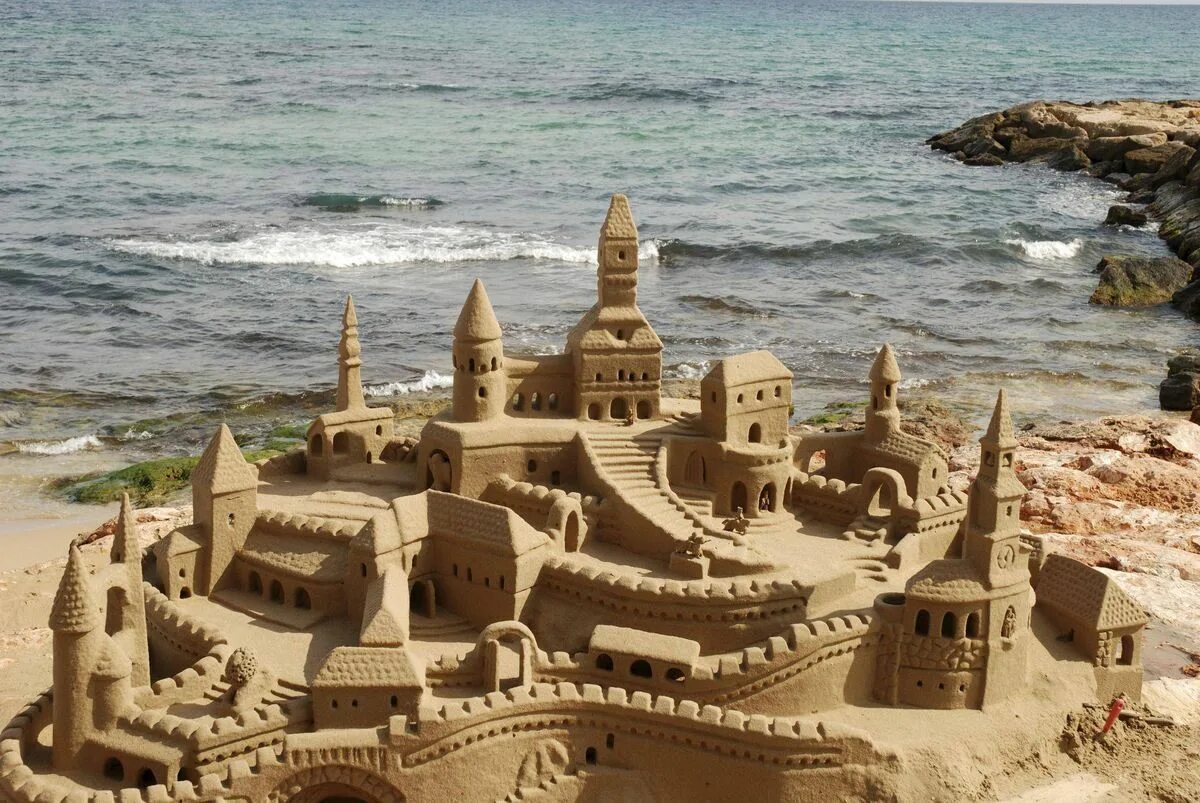Make a sand castle. Постройки из песка. Песочный замок. Интересные постройки из песка. Замок из песка.