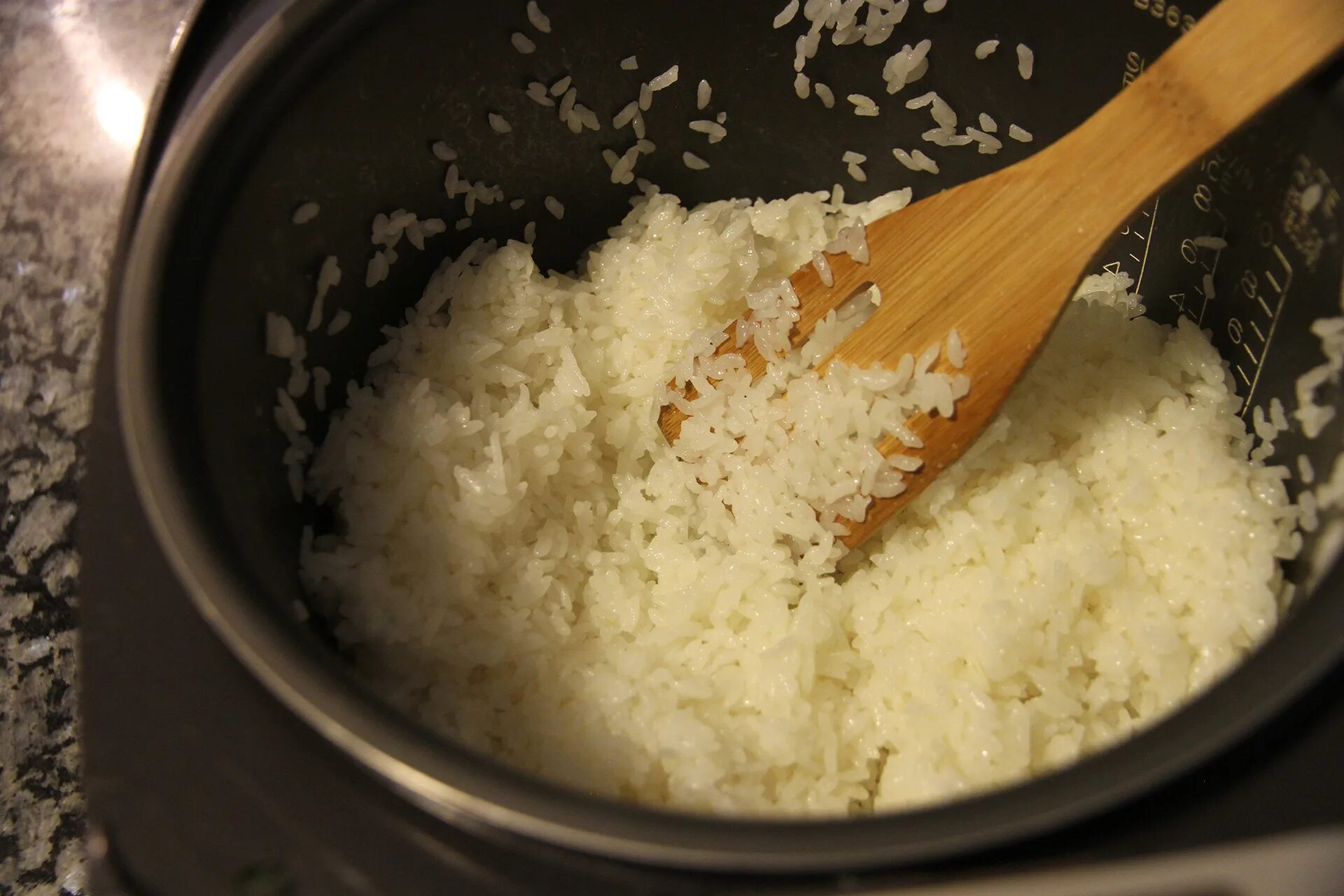 Рис после варки увеличивается. Приготовление риса. Варка риса для роллов. Рис в кастрюле. Отварить рис для роллов.