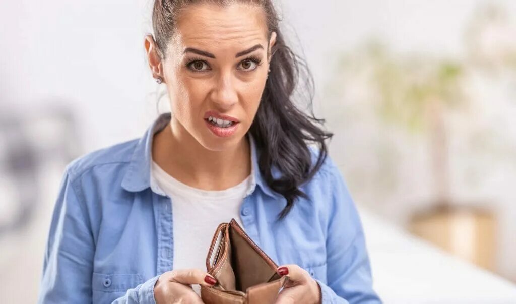 Кавказец с пустыми карманами. Человек с пустыми карманами. Woman unhappy with no money background. Пустые карманы. Broke person.