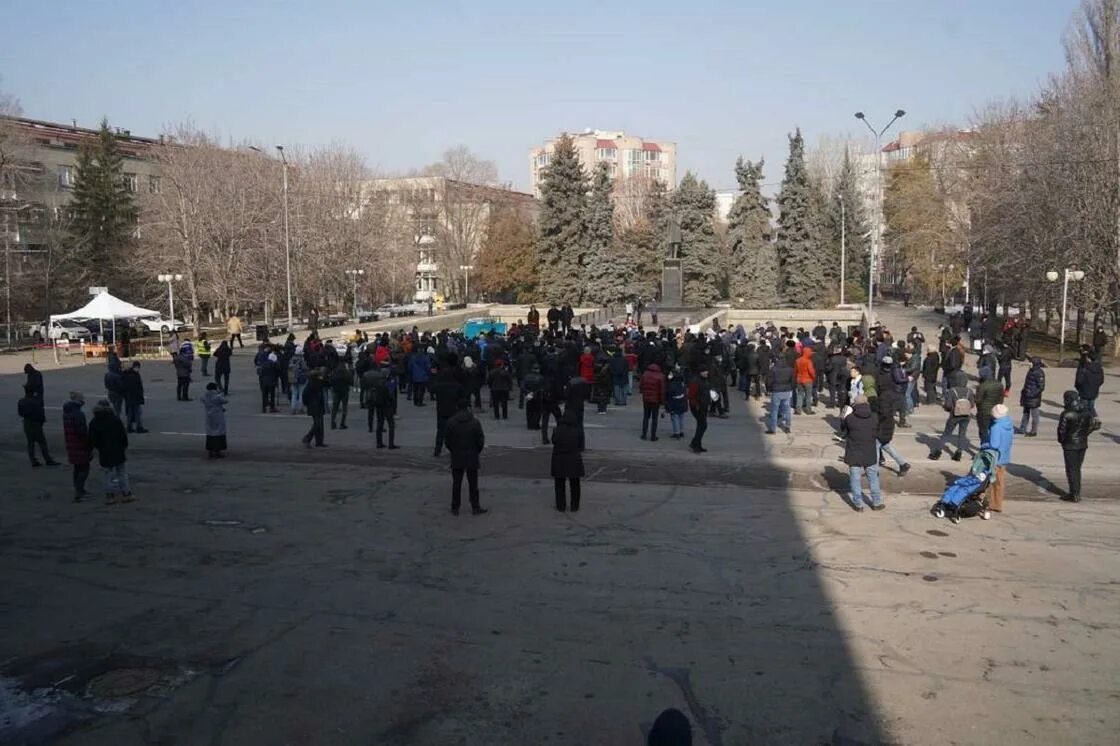 Мирный митинг. Мирный митинг фото. Люди Луганска Мирный пикет. Митинг в Алматы сегодня. Митинг в алматы