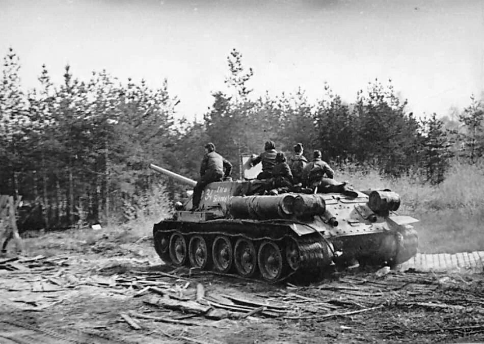 Су-85 ВОВ. Су-100 в Берлине. Су-85 в Берлине. Су-100 Берлин 1945.