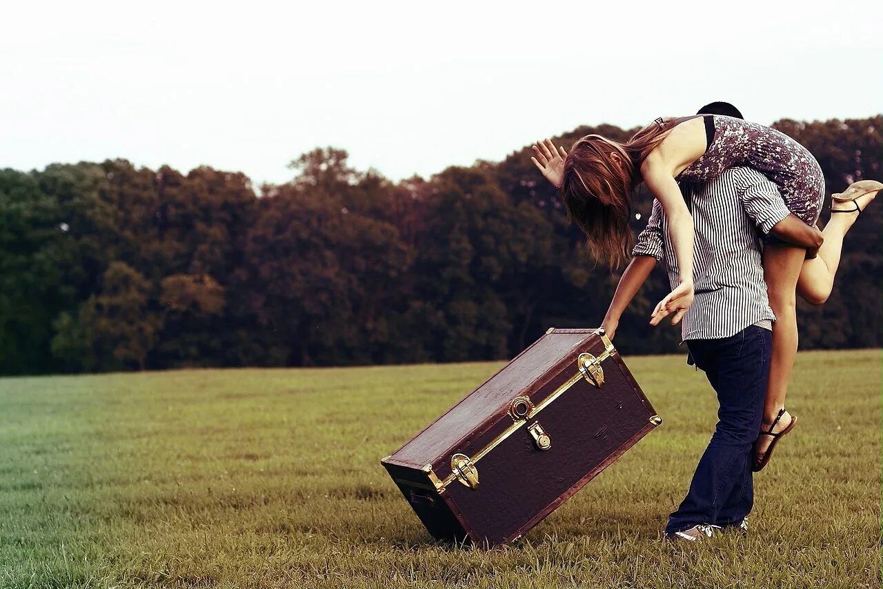 Парень не любит людей. Парень с девушкой и с чемоданами. Парень и девушка любовь. Девушка с чемоданом. Закинул на плечо девушку.