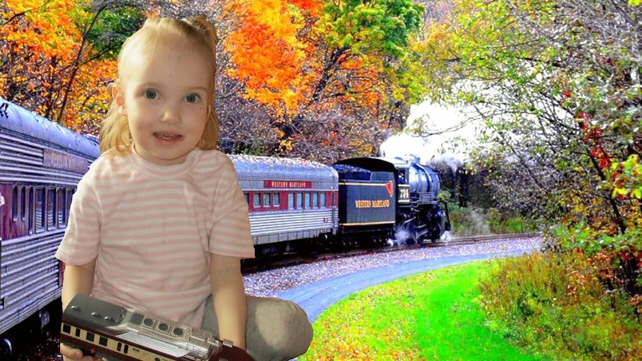 Мальчик железная дорога. Мальчик с железной дорогой. Детский электропоезд большой.