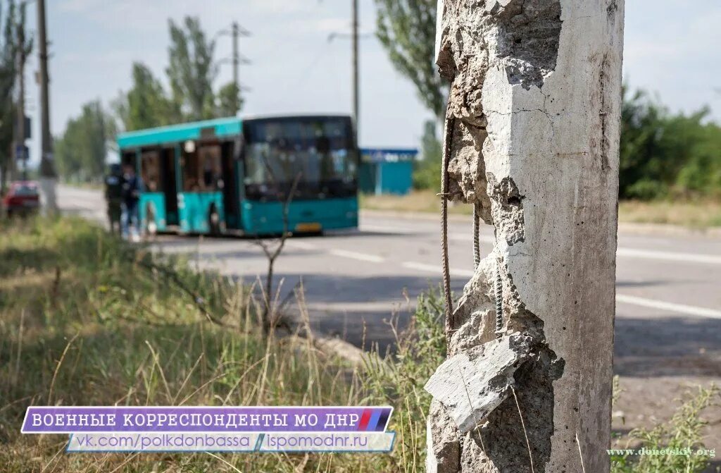 Обстрел автобуса в лисичанске. Обстрелянный автобус в донецке. пассажирский автобус попал под обстрел в донецке. обстрел остановки транспорта «донецкгормаш» в донецке.