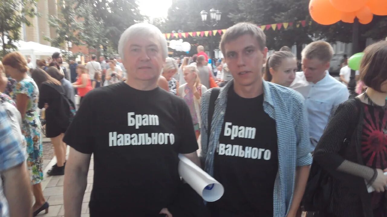 Одежда Навального. Навальный 2021. Навальный на зоне. Фото Навального с друзьями. Почему навальный экстремист