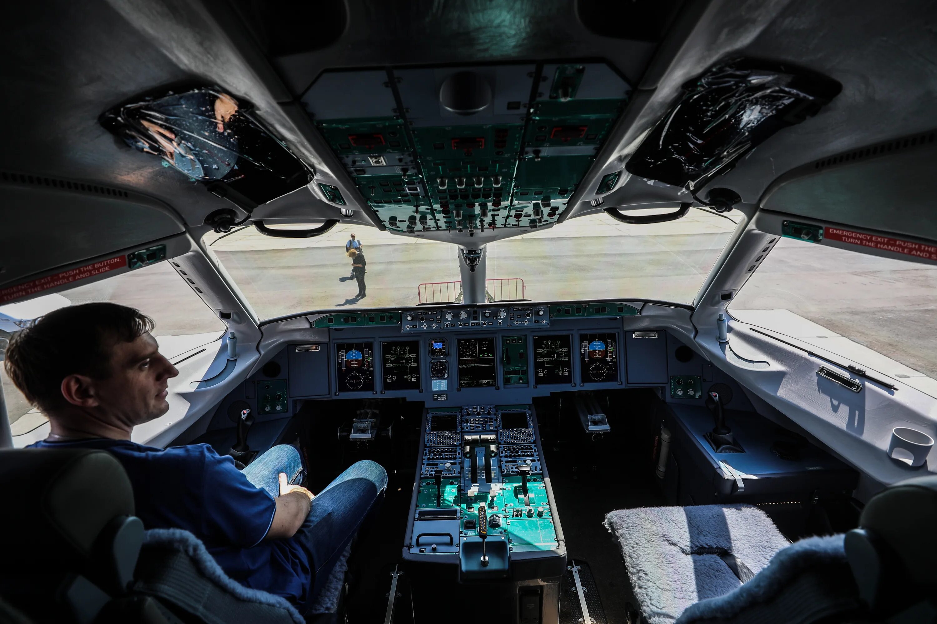 Superjet 100 денис. кокпит суперджет 100. денис евдокимов суперджет 100. Ssj 100 кабина пилотов. тренажер сухой суперджет.