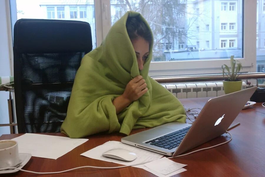 Холодно в офисе. Работа на холоде. Специалист склада. Человек мерзнет в офисе. На холоде работает.