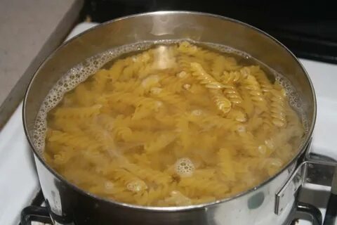 Сколько закипают макароны