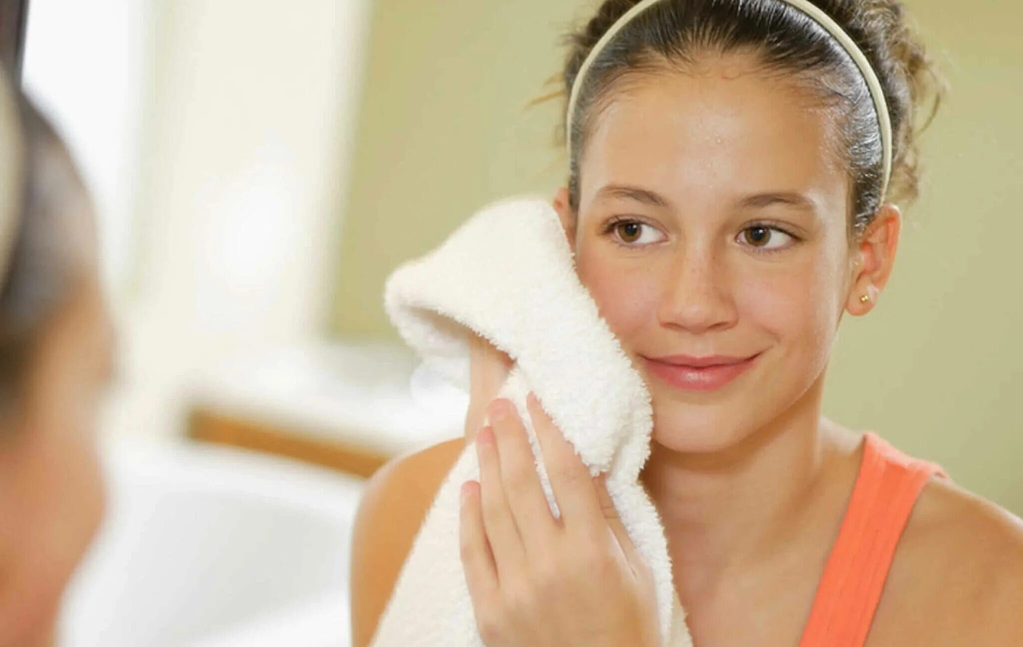 Гигиена девочки подростка. Подросток убирается. Как девушке подростку избавиться. Девушка с проблемной кофей. Как девушке подростку избавиться.