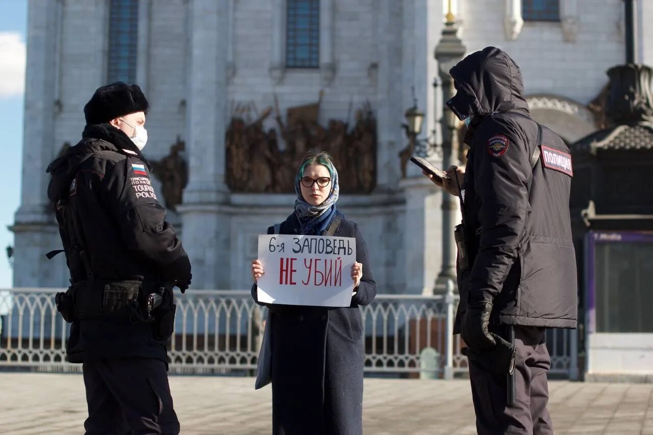 Митинги против России. Одиночный пикет против войны. Митинги в России против войны. Миру мир арест