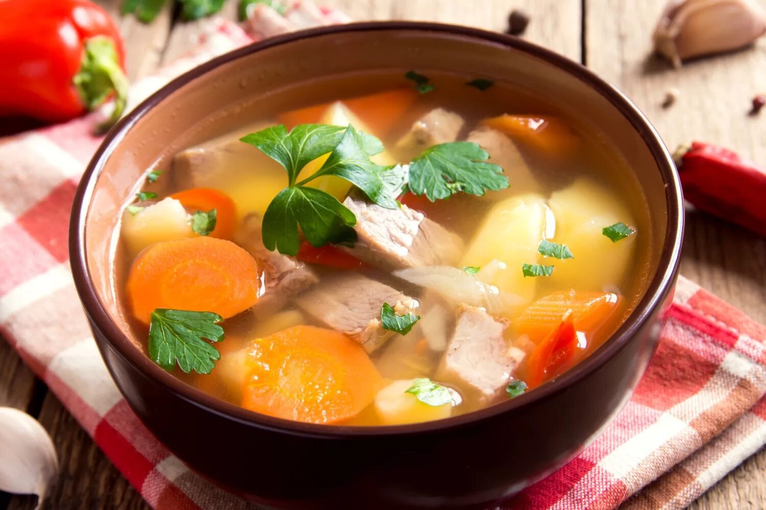 Суп можно пить. Суп на овощном бульоне. Суп консоме овощной. Цумар татарский суп. Овощной суп с мясом.