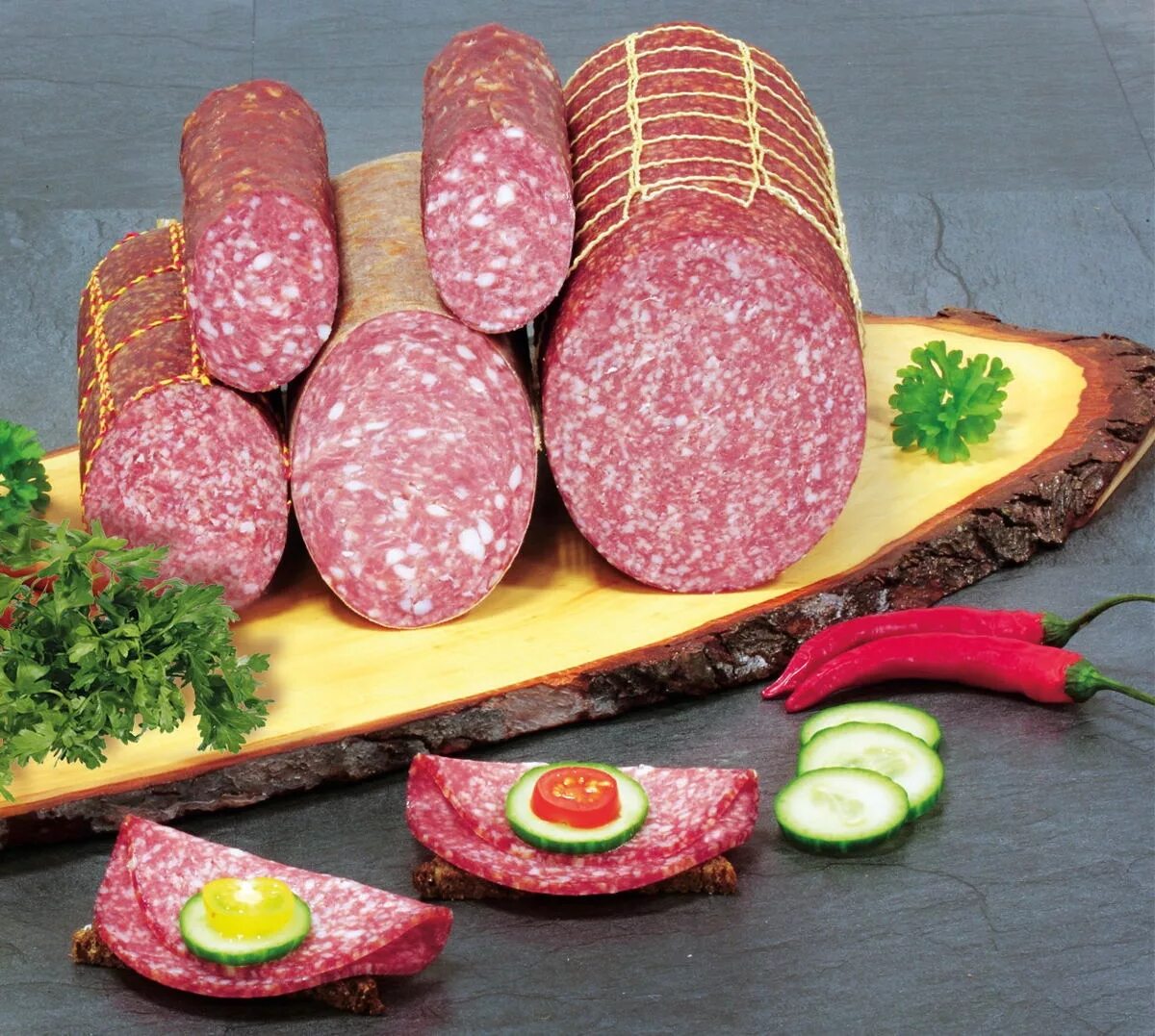 Колбаса нарезанная ломтиками. Колбаса порезанная кубиками. Колбаса. Останкино колбаса ароматная сырокопченая. Колбаса финская салями.