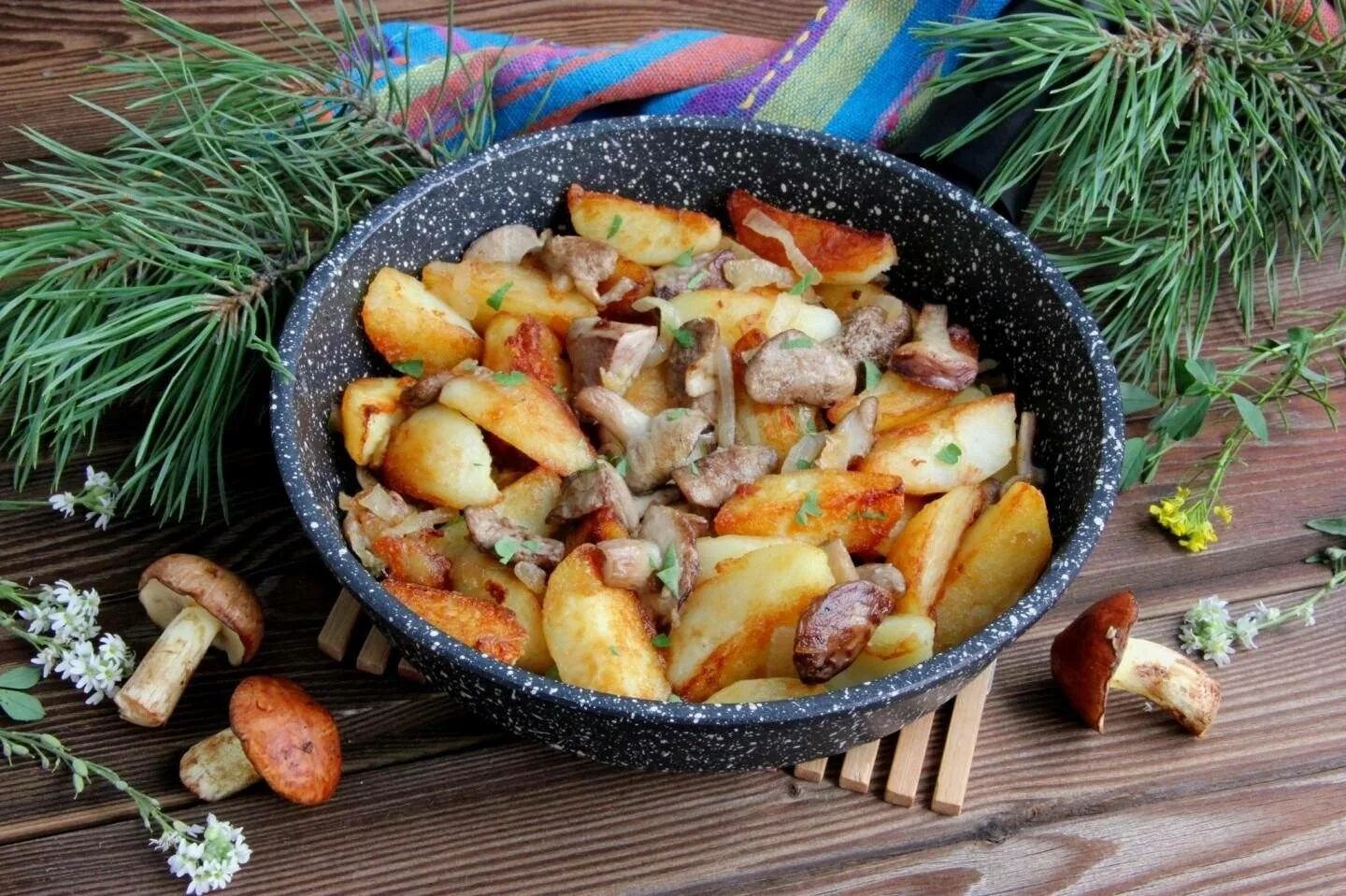 Как пожарить картошку с луком и морковью
