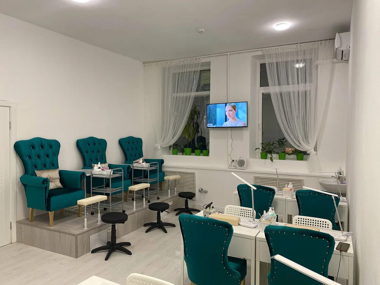 Nails таганка. маникюрный салон с панорамными окнами. Kamili nails маяковская. Nail студия маникюра саранск. маникюр в парикмахерской.