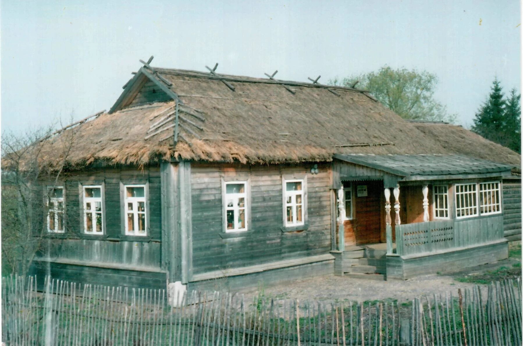 Деревня Клушино дом Гагарина. Музей Гагарина в Клушино Смоленская область. Деревня Клушино Смоленская область Родина Гагарина.