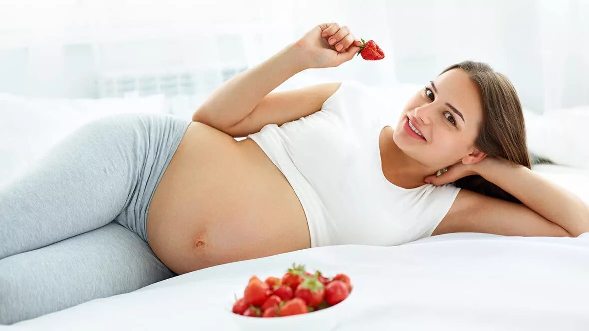 Можно клубнику беременным. Ягоды для беременных. Питание беременной женщины. Сладкое для беременных.