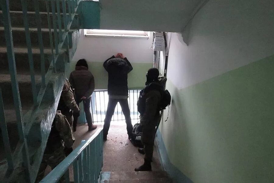 компании подростков в подъезде. девушка плачет в подъезде. их первая ночь» (2011, канада). напал на девушку в подъезде. мужчина на лестничной площадке.