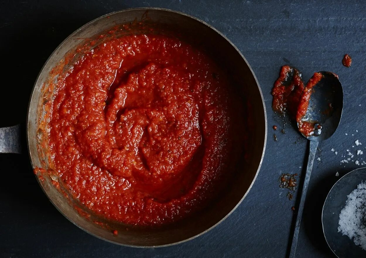 Томатная подлива без сметаны. Соус красный основной. Приготовление красного соуса. Пассированное томатное пюре. Соус томатный основной.