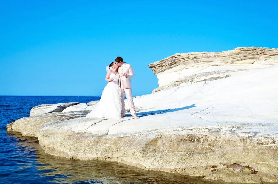 Невеста тур на русском. Свадебная фотосессия на Кипре. Свадебная фотосессия на море. Белая скала Свадебная фотосессия. Кипр свадьба море.