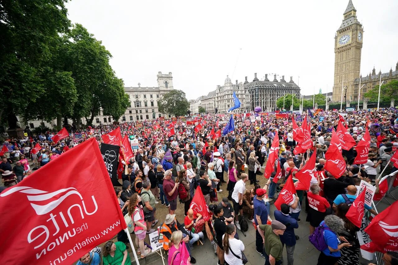 Union member. Протесты в Лондоне 2022. Протесты в Британии 2022. Митинги в Великобритании. Митинг в Лондоне.