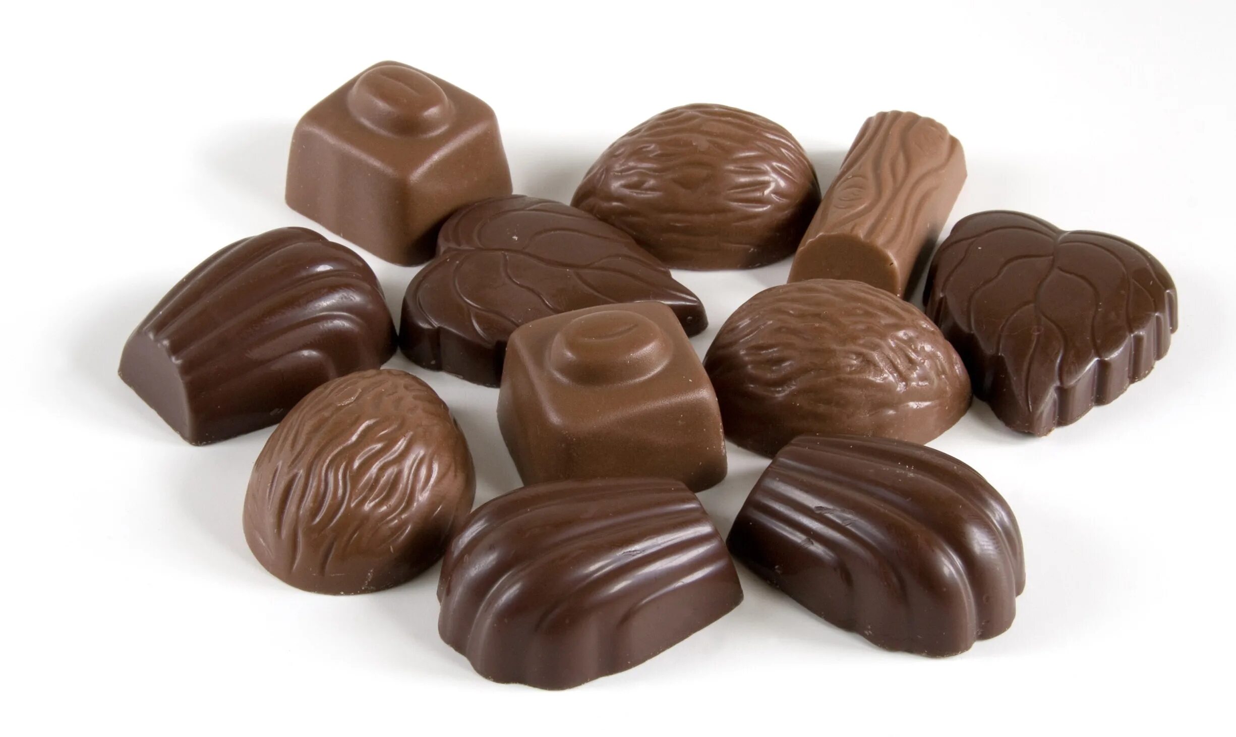 Конфеты сникерс. Конфеты шоколадные в обертке. Круглые конфеты без обертки. Шоколадные батончики. Круглые шоколадные конфеты.