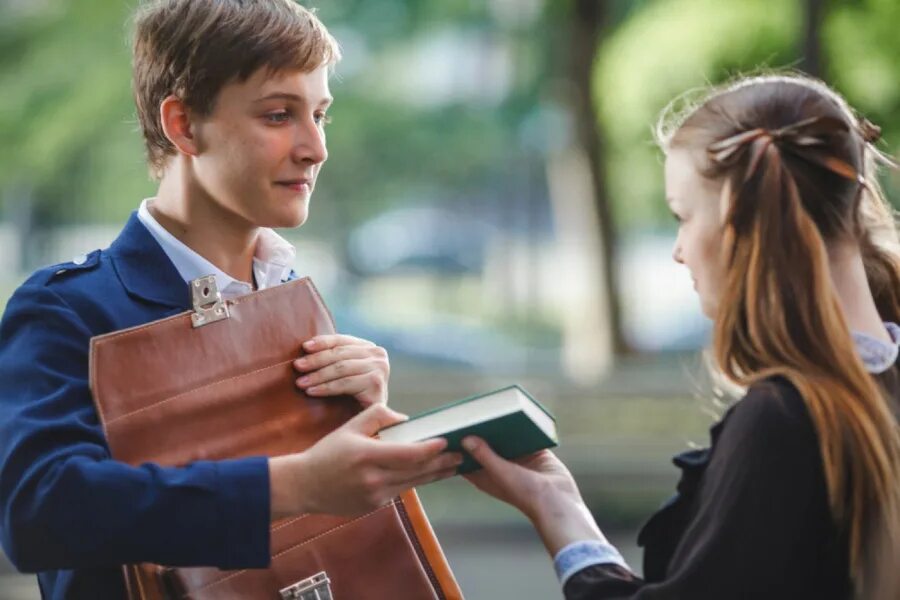 Влюбленный юноша живопись. Юноша и девушка история. Объятия влюбленных. Свидания мальчика и девочки 16 лет. Расставание.