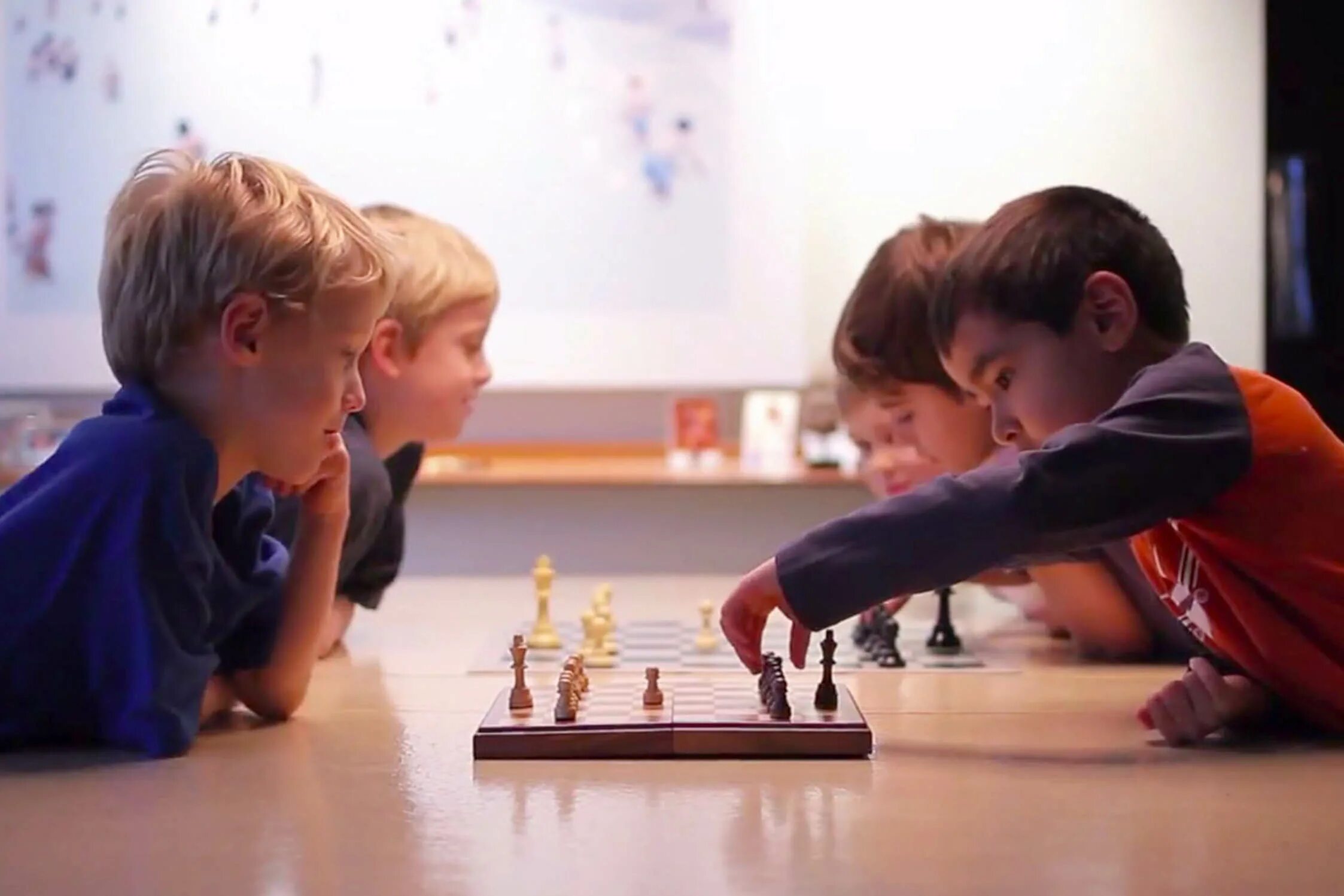 Шахматы тренировка. Шахматы упражнение фото. Преподаватель шахмат. Тренировки шахматистов. Детский турнир по быстрым шахматам.