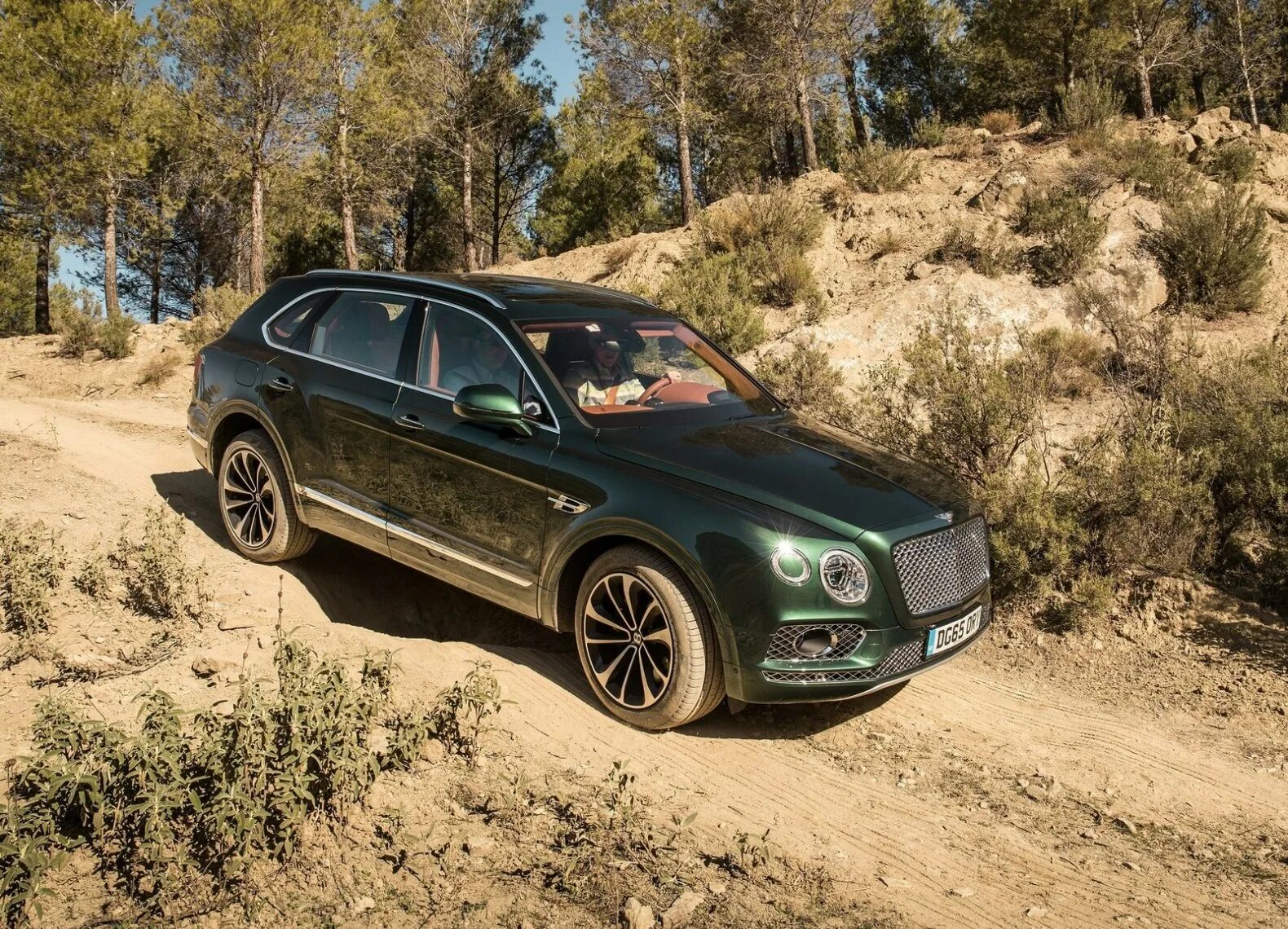 Бентли бентайга 2016. Bentley Bentayga 2015. Бентли Бентайга 2015. Бентли Бентайга зеленая.