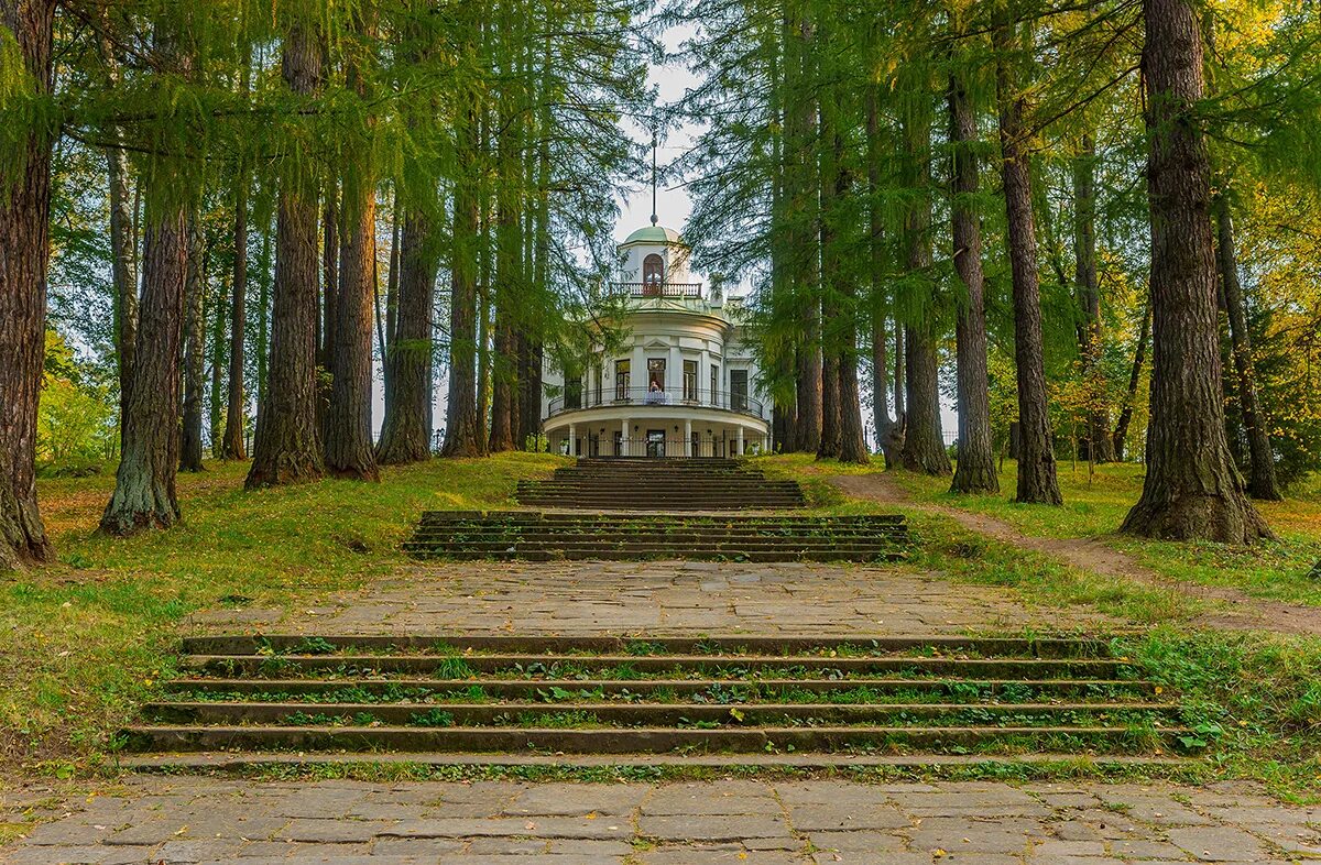 Усадьба середниково цена. Усадьба Лермонтова Середниково. Солнечногорск достопримечательности усадьба Середниково. Усадьба Середниково территория. Усадьба Середниково Лиственничная аллея.