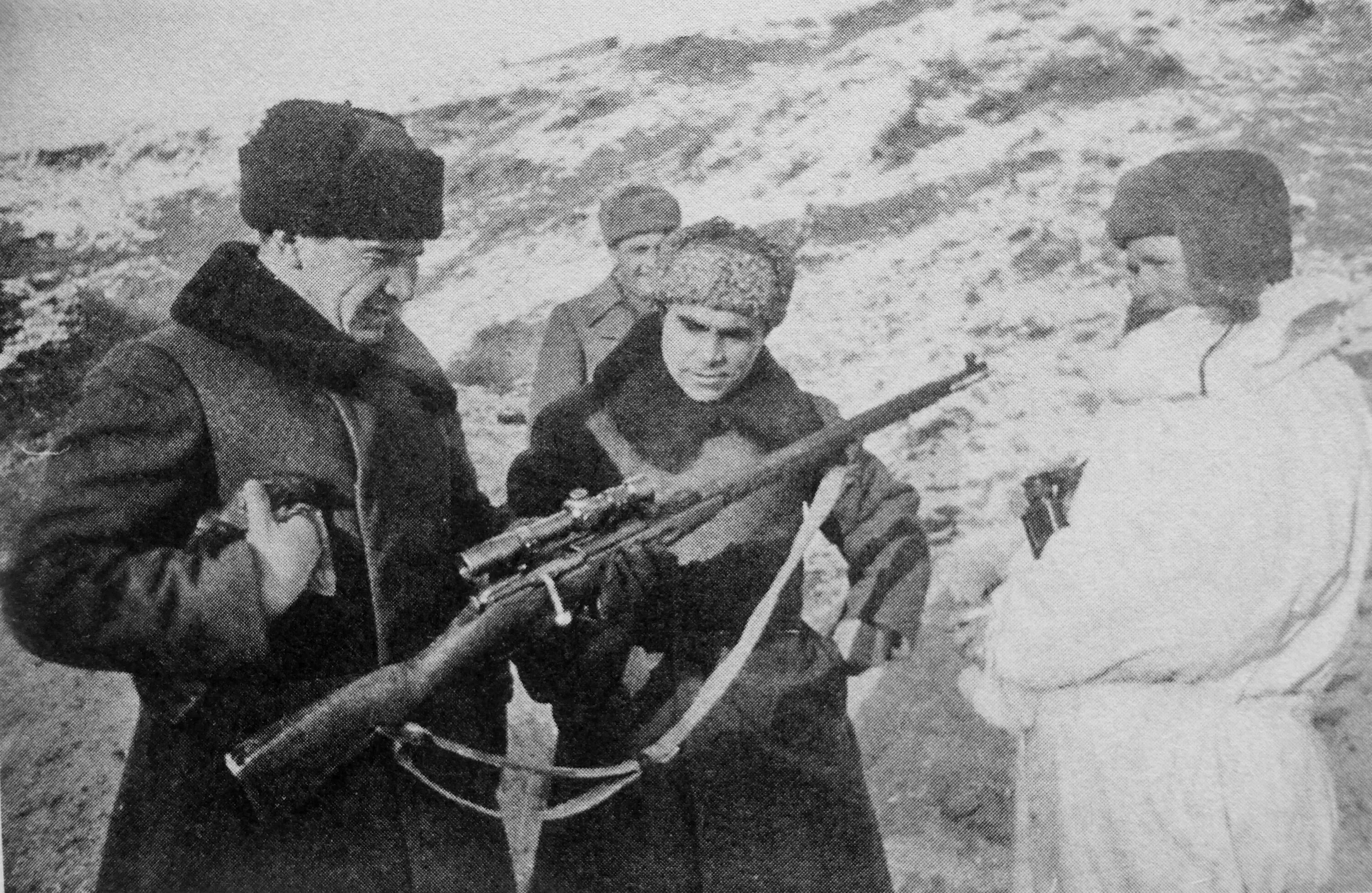 Георгий зельма битва за сталинград фото. Василий зайцев снайпер сталинград. Снайпер василий сталинград. Снайпер сталинградской битвы. Снайпер зайцев сталинградская битва.