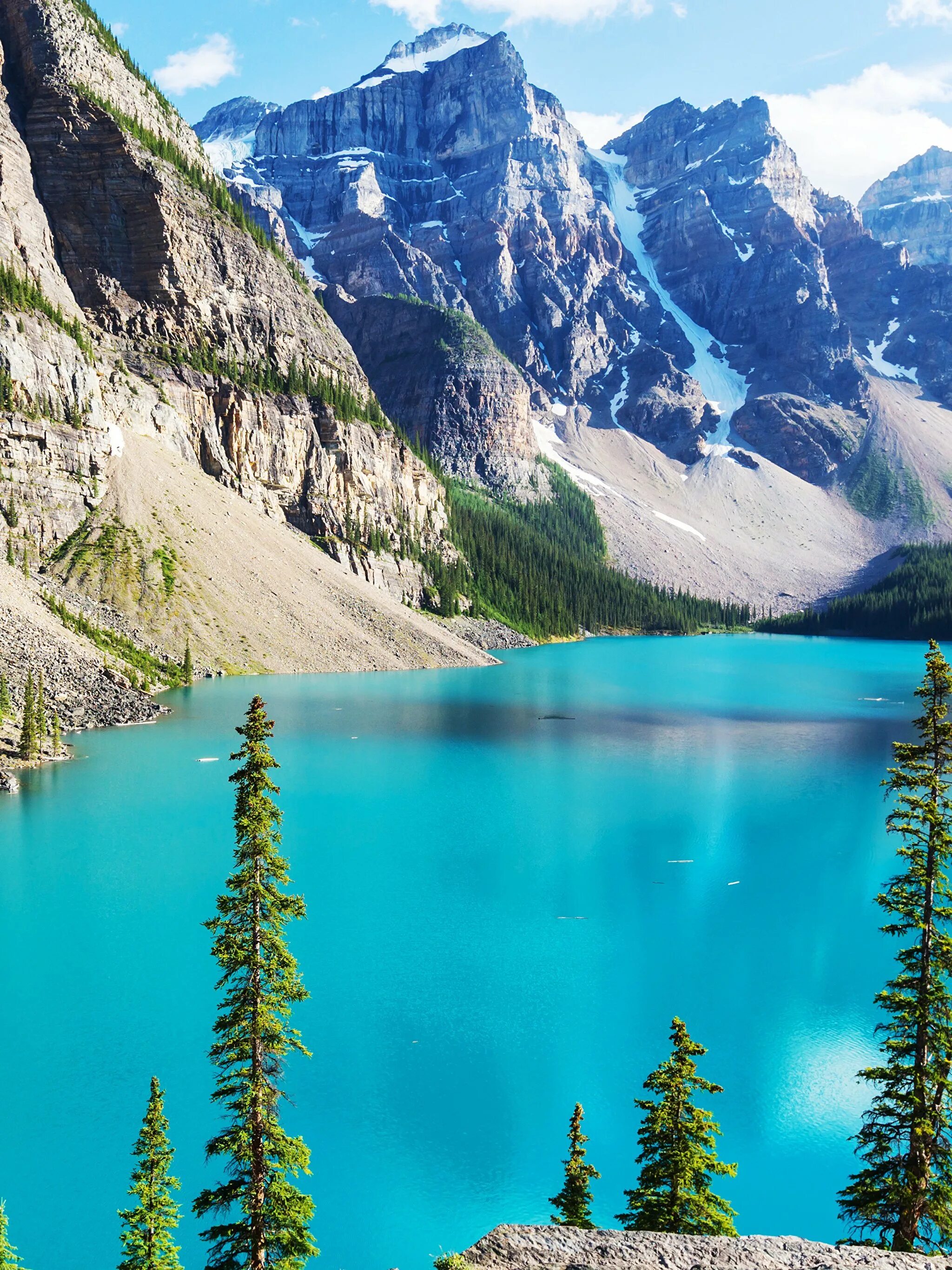 Заставка на телефон природа вертикальные. Озеро Морейн в Канаде. Бан акк фф. Озеро в горах.
