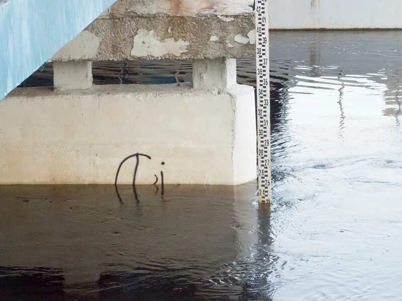 Уровень воды в крапивино на сегодня. Уровень воды в Десне. Подъем воды. Уровень воды в Десне в Брянске. Река Десна затопило.