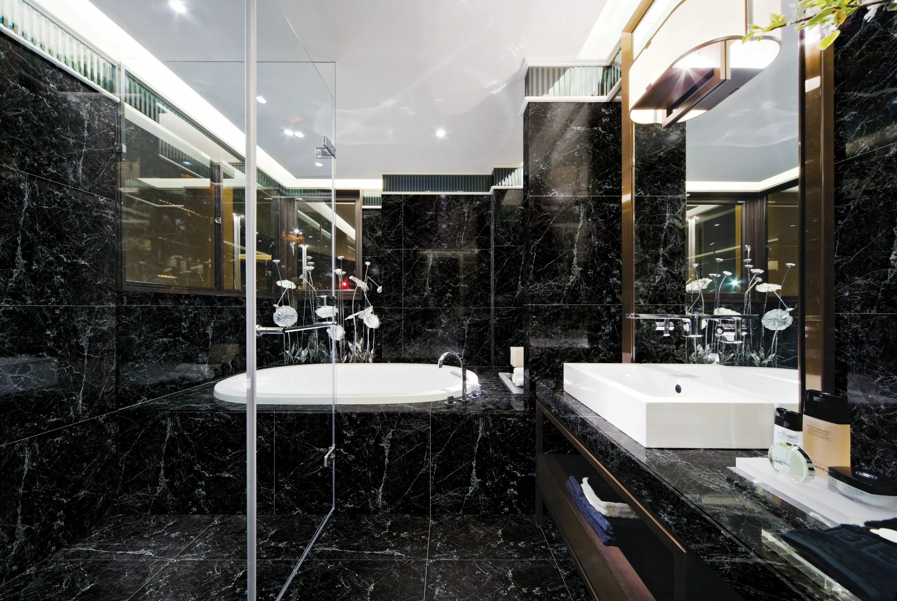 Мраморная плитка в интерьере. Ванная комната черно-белая плитка под мрамор. Италон керамогранит под мрамор черный. Черно белая мраморная ванная. Ванная комната черно белый мрамор.