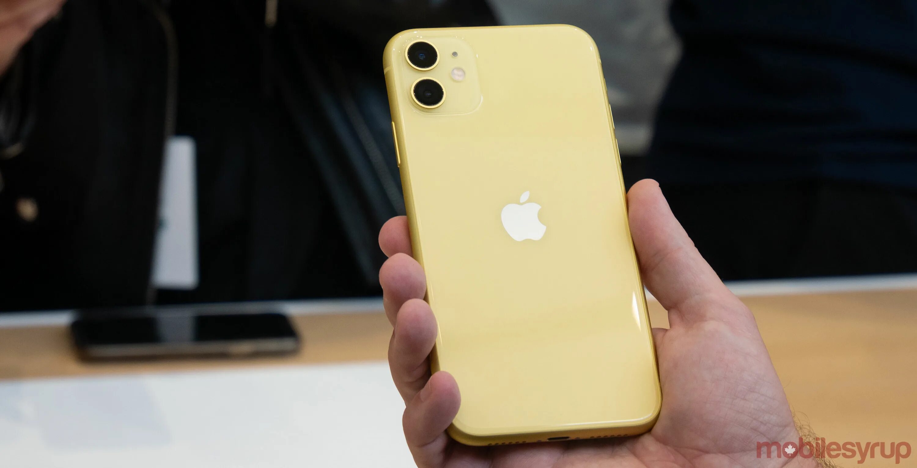 Iphone 11 Yellow. Iphone 11 64gb Yellow. Желтый айфон 11 ДНС. Iphone 11 Pro желтый. Желтый айфон 13