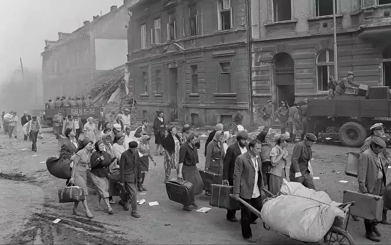 В военные годы переехали в. Московская паника 1941. 16 Октября 1941 Москва. Паника в Москве в октябре 1941 года. Московская паника 16 октября 1941 года.