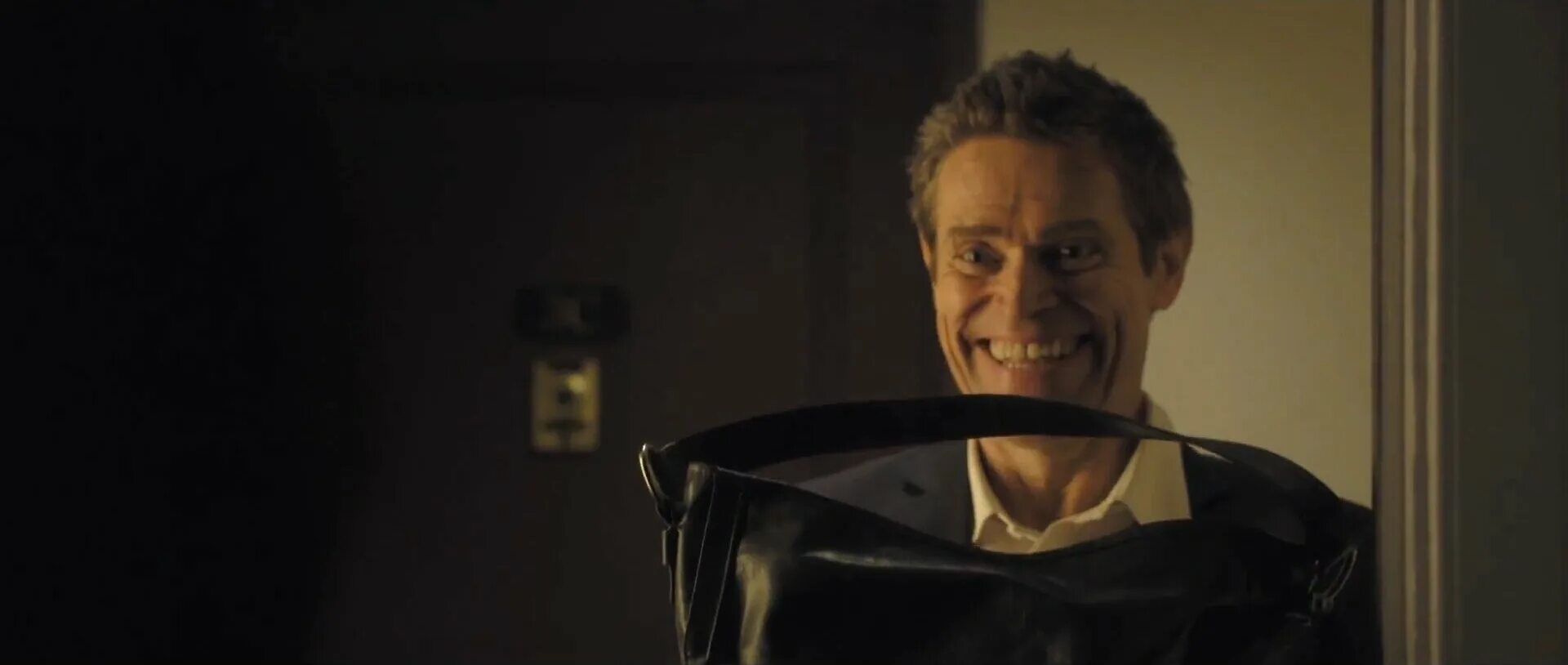 человек улыбка 2013. уиллем дефо короткометражка улыбка. уильям дефо улыбающийся человек. уиллем дефо человек-улыбка. уиллем дефо короткометражка улыбка.